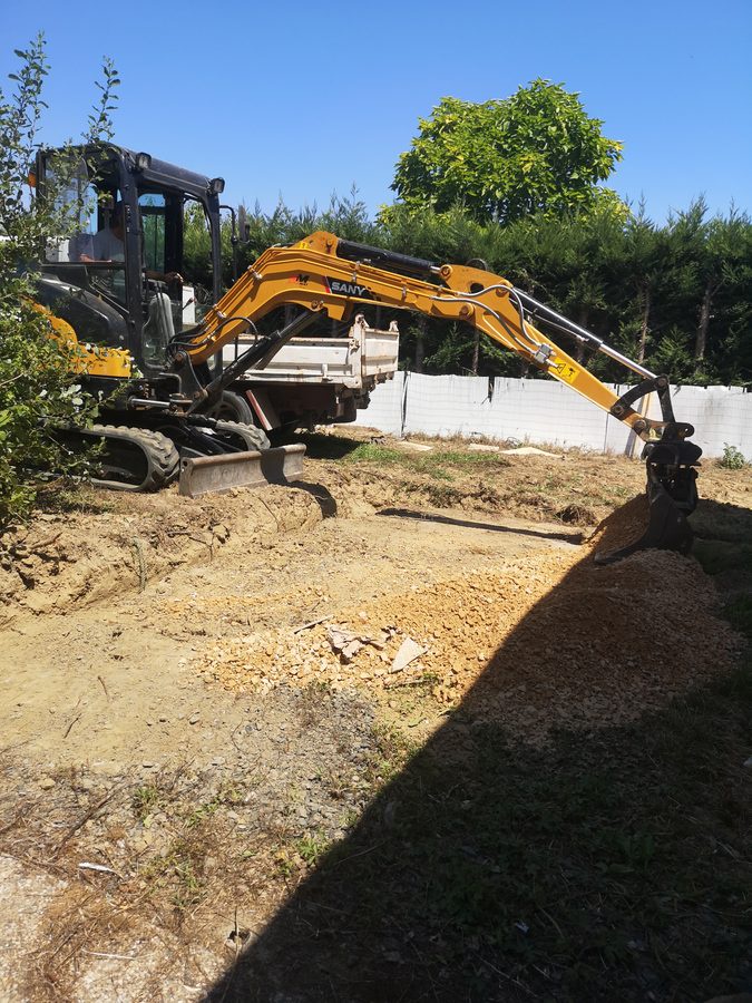 Mini-pelle SANY TERRASSUR en action - Terrassement préparation terrain