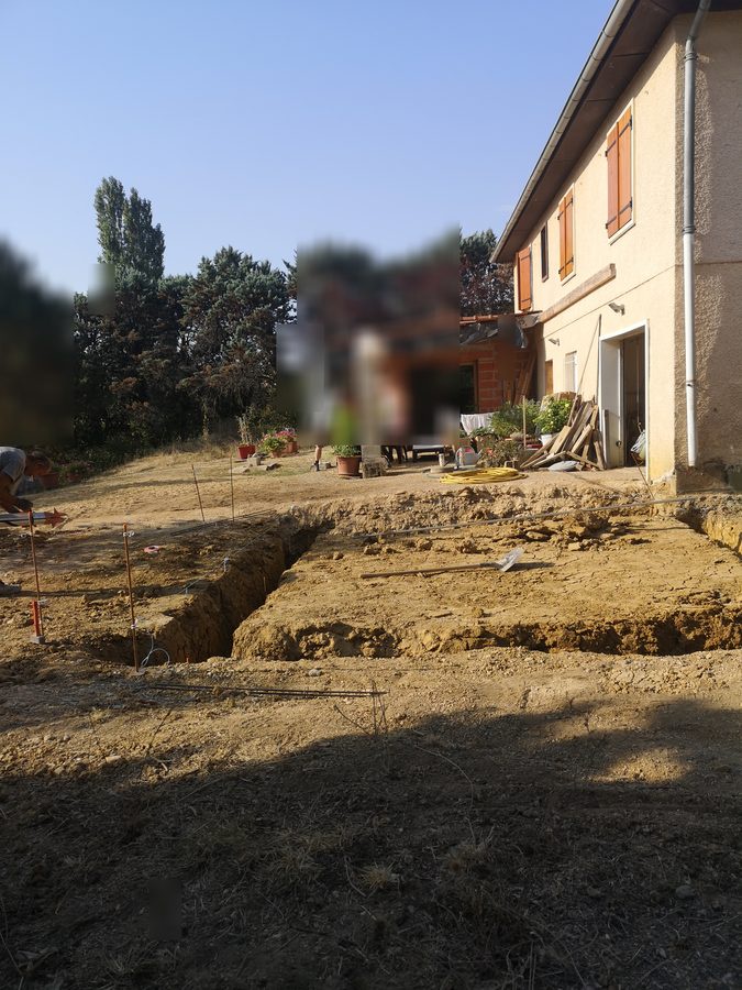 Tranchées de fondations creusées le long d'une maison - TERRASSUR
